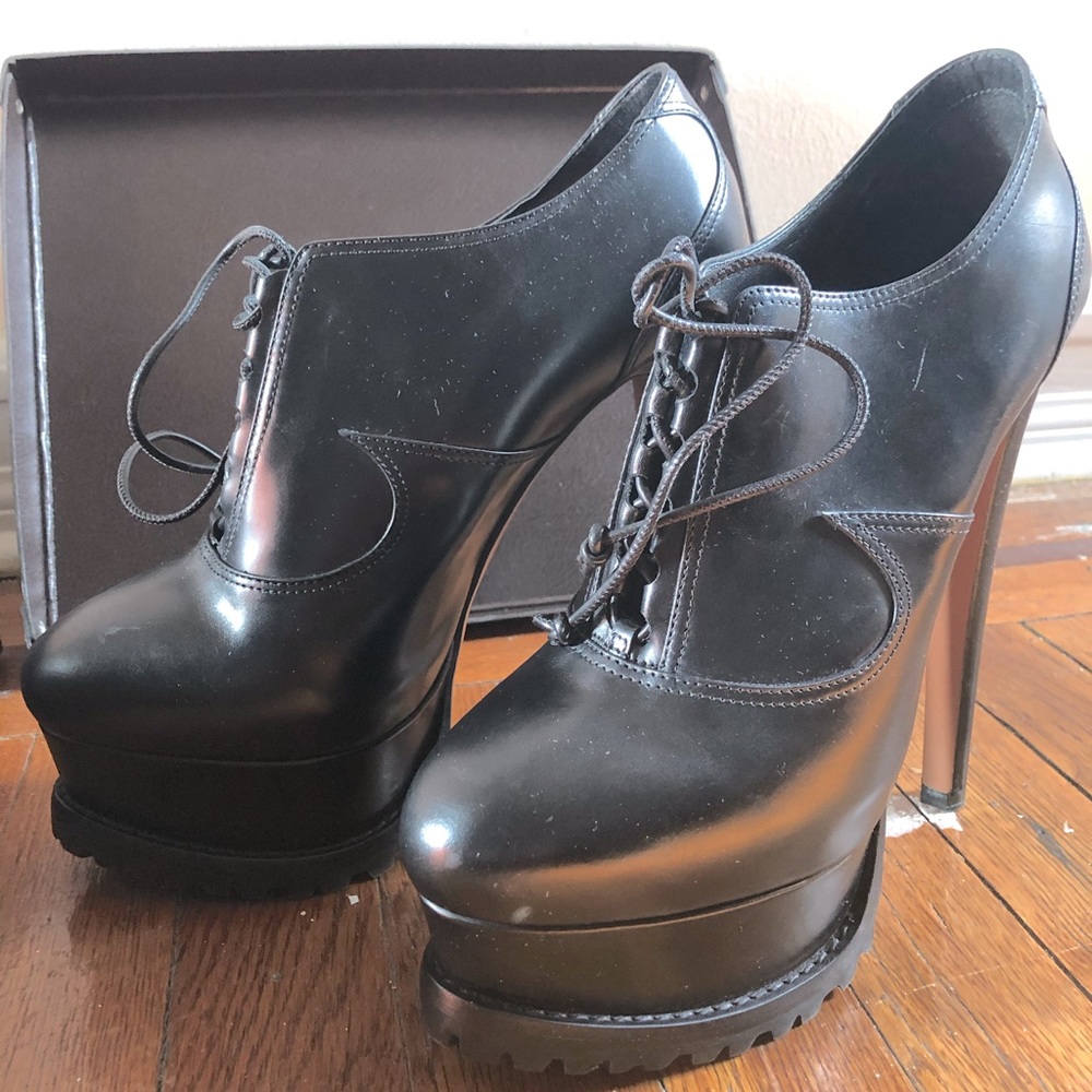 Alaïa leather lace up booties, 40.5/9